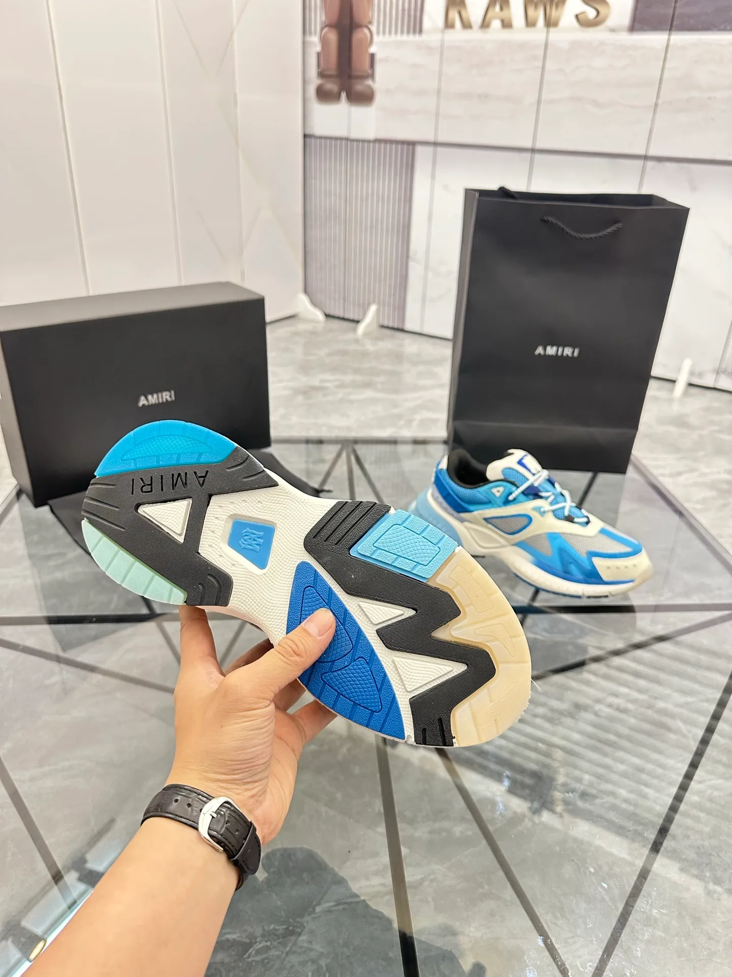 Men's shoes: 💰P720¥ Guangzhou top quality Product trademark: AMIRI* "Amir*" low-top casual shoes Regular size: 39-44 (can be customized to 45) Product materials: upper imported first-layer cowhide stitching original material, breathable lining, original outsole. Number: 525